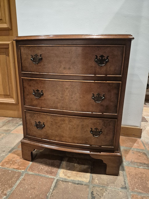 Cómoda pequeña clásica inglesa de nogal. Madera de nogal con vetas preciosas.