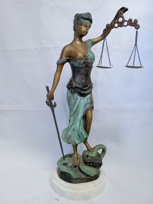 Scultura in bronzo della Giustizia su piedistallo in marmo