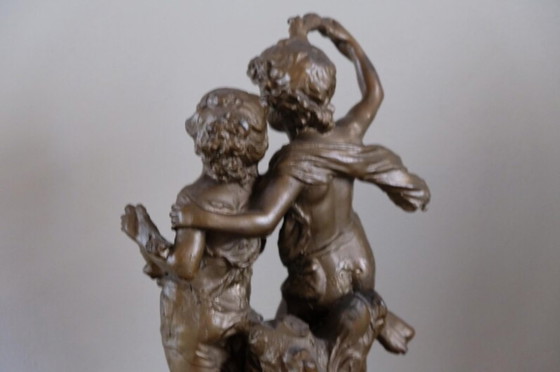 Una estatua dorada/cobriza de un niño y una niña jóvenes enamorados. – Esculturas, Metal (photo 15 of 19)