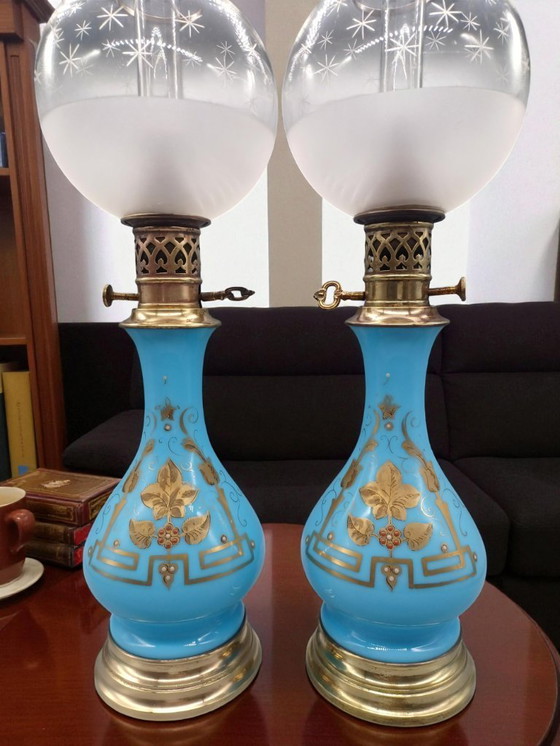 Image 1 of Par antiguo de lámparas de aceite de ópalo azul Napoleón III