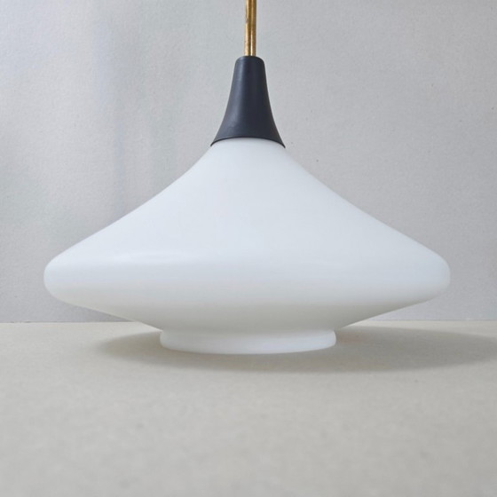 Image 1 of Vintage Arlus House hanglamp uit de jaren 50 in opaalglas, messing en metaal.