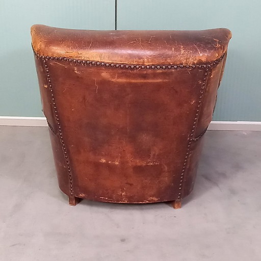 Poltrona in pelle borchiata del XIX secolo