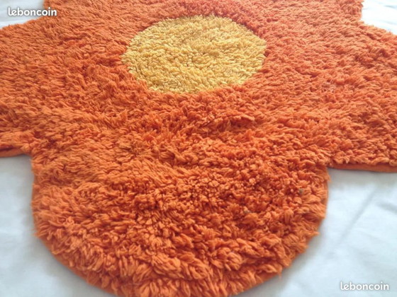 Image 1 of Petit tapis forme fleur année 70 vintage