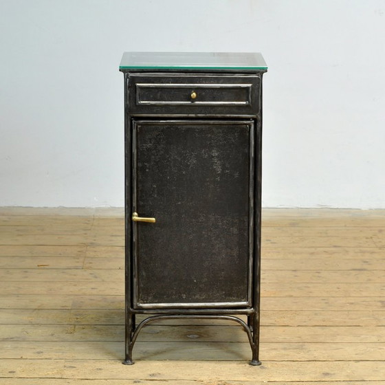 Image 1 of Set ijzeren en glazen nachtkastjes, jaren 1900