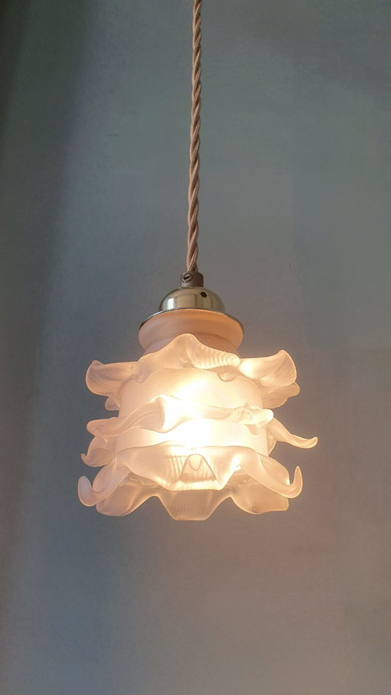 Image 1 of Antike Glas-Hängelampe. Tulpen- oder Rosenlampe aus mattiertem Glas.