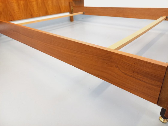 Image 1 of Vintage modernistisch tweepersoonsbed uit de jaren 60, gemaakt van teakhout en zwart metaal, met geïntegreerde nachtkastjes.