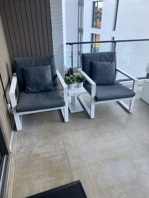 Deux fauteuils lounge « Life » avec table d'appoint