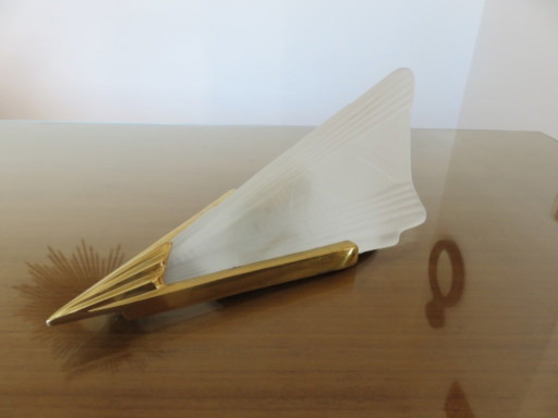 Art Deco Wandleuchte, aus vergoldetem Messing und dickem Milchglas
