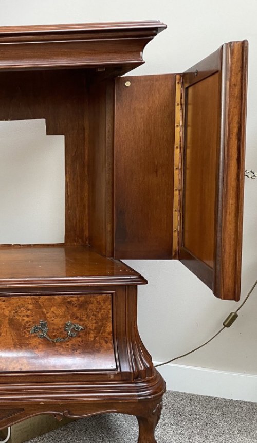 Klassischer (TV) Schrank – Aufbewahrungsschrank, Wood, Brass (photo 14 of 15)