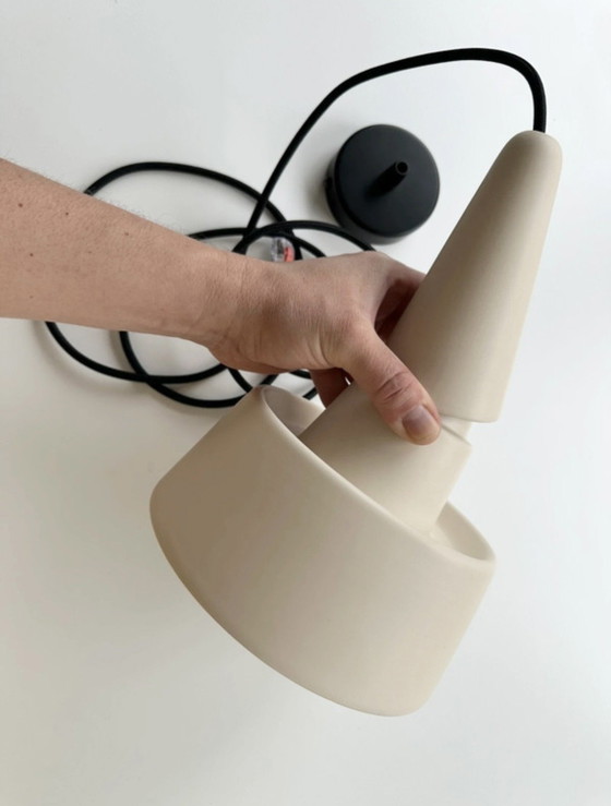 Image 1 of Neo, Rodrigo Vairinhos – Handgefertigte Keramik-Pendelleuchte / Hängeleuchte (Beige)
