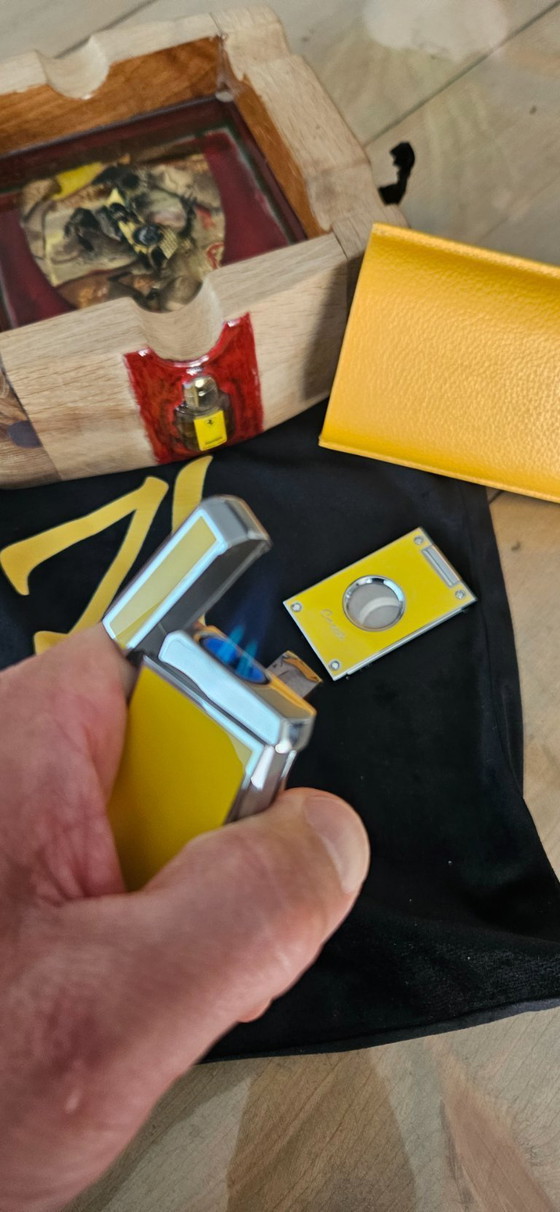 Image 1 of Handgefertigter Aschenbecher aus Eichenholz mit Epoxidharz – Individueller Zigarrenaschenbecher – Geschenkidee für die Ferrari-M