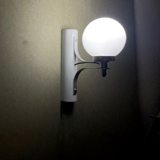 Portugiesische Wandleuchte aus weißem Metall und opalisierendem Glas