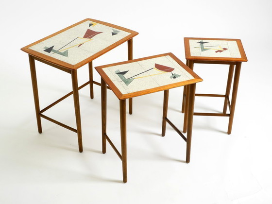 Image 1 of Originale set di 3 tavolini da nido in teak del Mid Century Modern con superfici in formica colorata