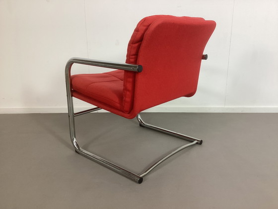 Image 1 of Poltrona con struttura tubolare dal design vintage