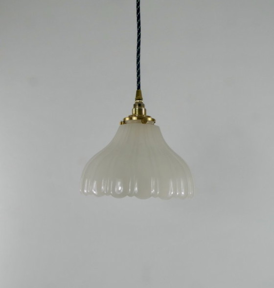 Image 1 of Elegante lámpara de techo Holophane de cristal blanco acanalado con soporte de pantalla de latón