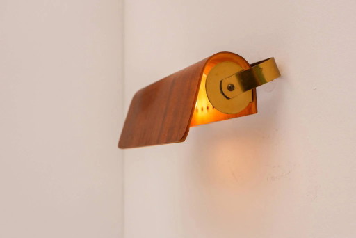 Applique murale vintage en teck. Lampe murale scandinave classique du milieu du siècle.