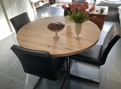 Eettafel rond. Eikenhouten blad met metalen onderstel.