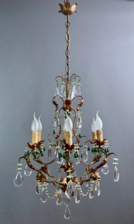 Image 1 of Vintage kroonluchter met zes lampen, versierd met gouden bladeren en kristallen, in klassieke Italiaanse stijl.
