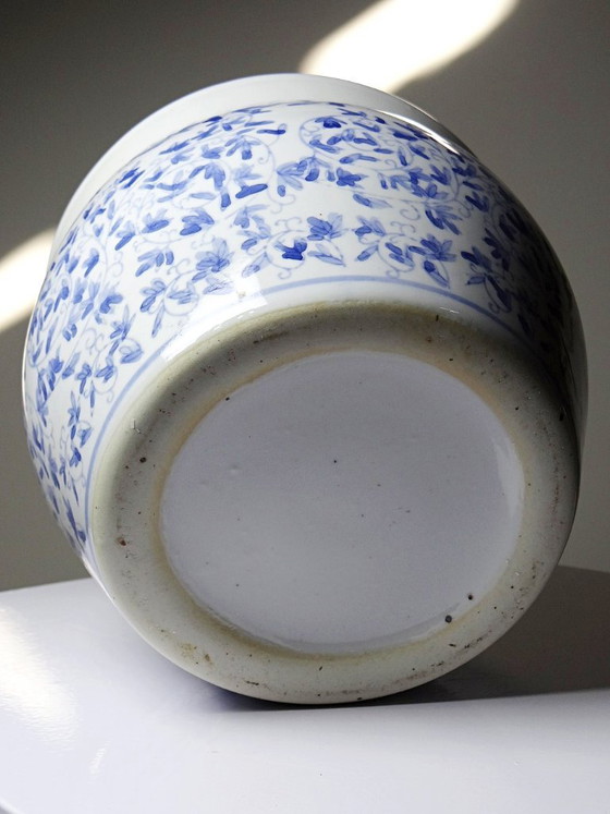 Image 1 of Maceta de porcelana china antigua azul y blanca con decoración vegetal.