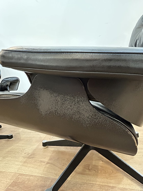 Image 1 of Een paar Eames loungestoelen