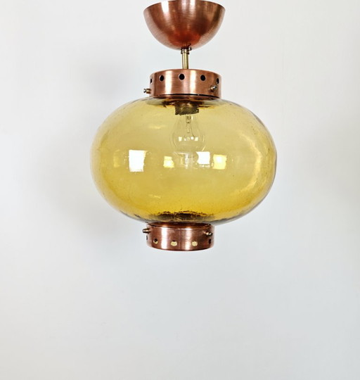 Suspension moderne du milieu du siècle en verre ambré et cuivre / Plafonnier globe de style scandinave des années 1970 /
