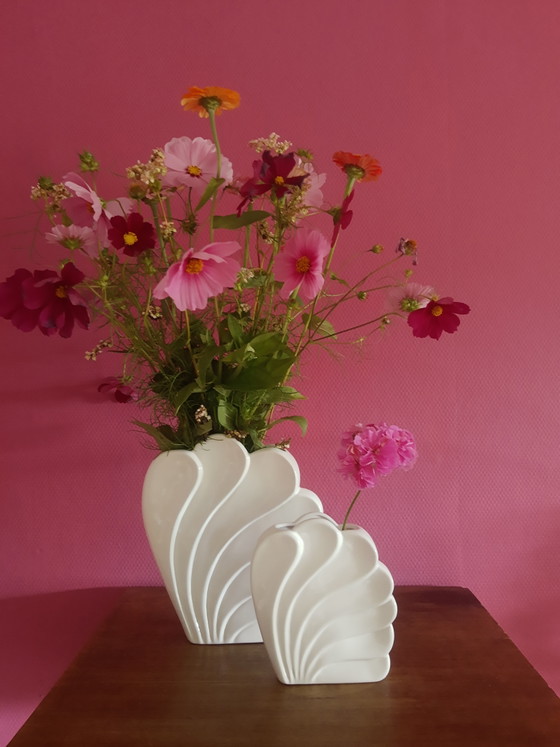 Conjunto Único de Jarrones Decorativos de Porcelana Blanca con Forma de Concha Mid-Century, Set Revival Art (photo 15 of 15)