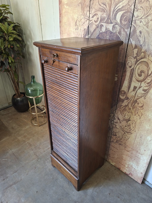 Schedario in rovere antico con chiusura a rullo, 45x42 cm e 127 cm di altezza