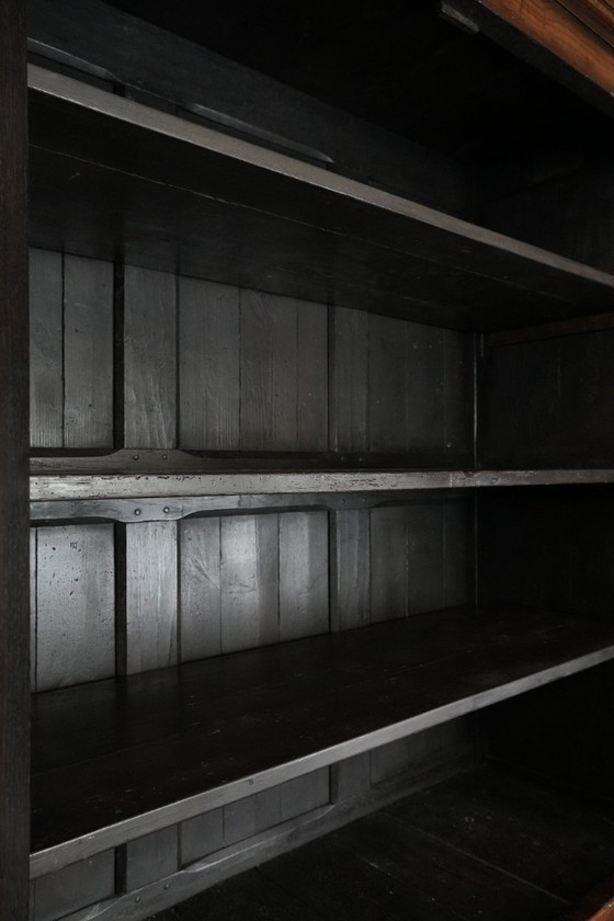 Image 1 of Großer, imposanter antiker englischer Eichenbuffetschrank aus dem 18. Jahrhundert mit funktionierenden Schlössern.