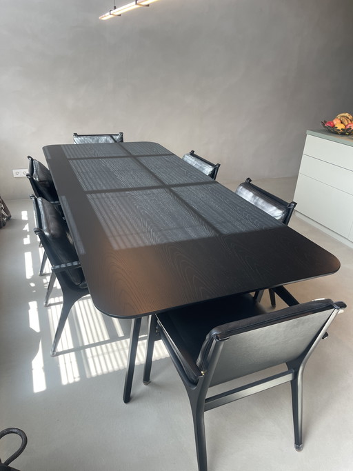 Ensemble de salle à manger de style scandinave.