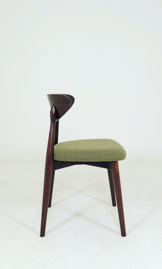 Image 1 of Moderne set van 4 eetkamerstoelen, avocadogroene stof en donker walnootkleurig beukenhout