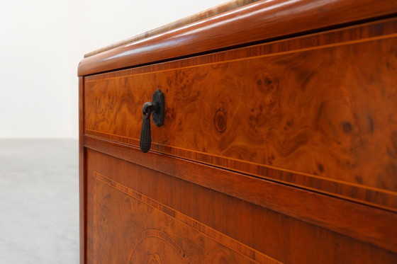 Image 1 of Paar französische Art-Deco-Nachttische mit Intarsien und Marmorplatten, 1940er Jahre