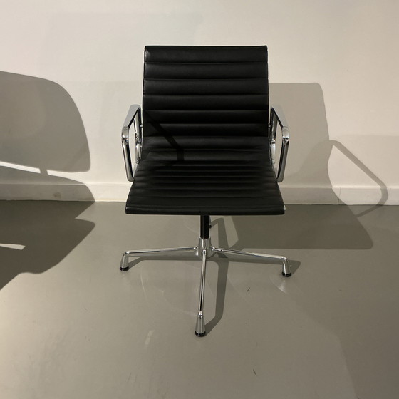 Image 1 of Vitra Eames EA 104