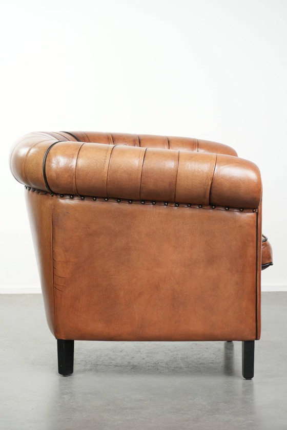 Image 1 of In goede staat verkerende schapenleren chesterfield clubfauteuil in Engelse stijl