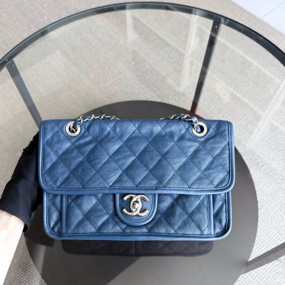 Image 1 of Chanel French Riviera – Gestepptes Kalbsleder mit Caviar-Muster, blau-silberne Beschläge, Serie 15