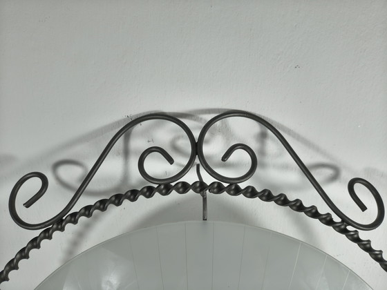 Image 1 of Grande lampada da parete/plafoniera vintage Art Déco in ferro battuto e vetro satinato – Ø49 cm