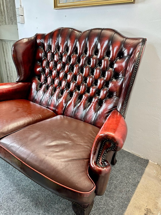 Canapé Chesterfield 2 places style Queen Anne Oxblood Red Angleterre, Canapés 2 places, Cuir, Rouge (photo 4 sur 11)