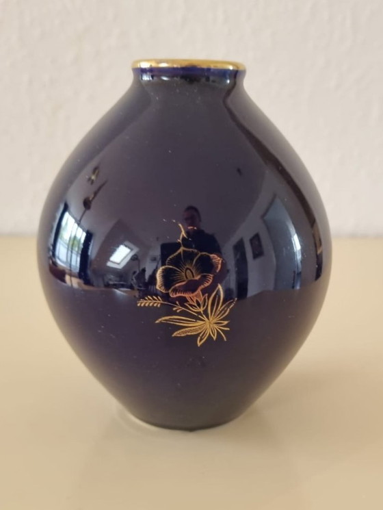 Image 1 of Limburgse porseleinen vaas – kobaltblauw met gouden bloem – vintage, made in Germany