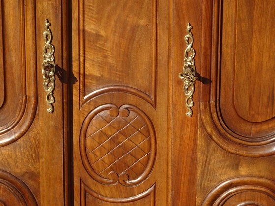 Image 1 of Armadio in noce massello in stile Luigi XV