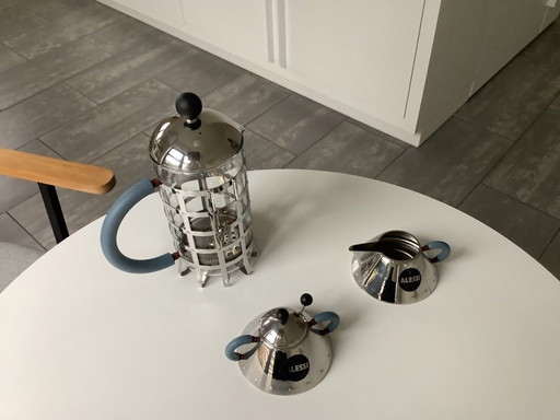 Set Alessi: caffettiera, zuccheriera e lattiera in acciaio inossidabile. Design di Michael Graves.