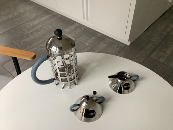 Image 1 of Set Alessi: caffettiera, zuccheriera e lattiera in acciaio inossidabile. Design di Michael Graves.