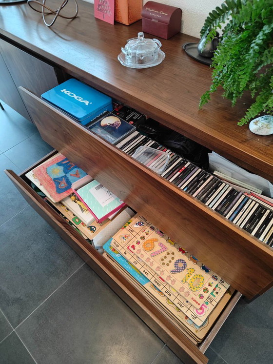 Image 1 of Buffet en noyer massif.