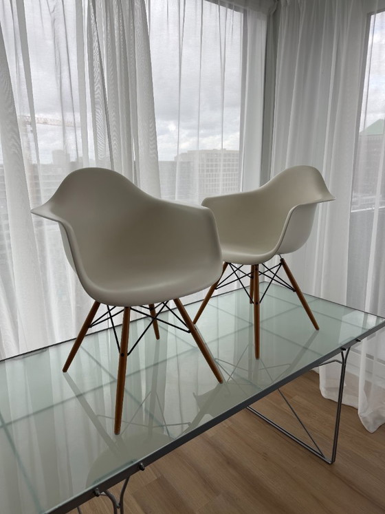 Vitra Eames DAW Armchair – Metal, Plastic (photo 3 of 5)