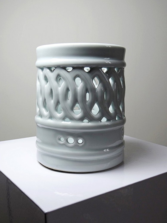 Image 1 of Portacepillos de porcelana celadón calada, estilo Joseon coreano, siglo XX.