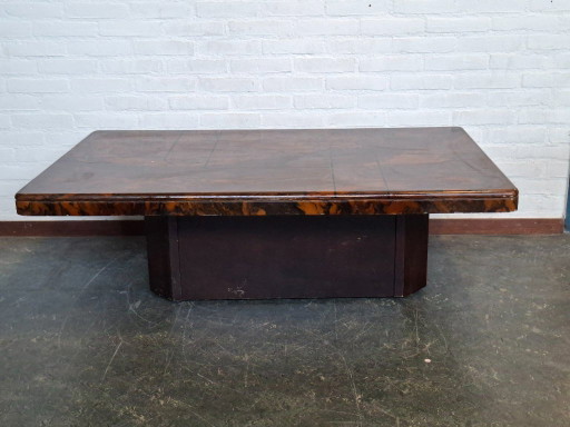 Table basse brutaliste avec plateau en pierre naturelle années 70