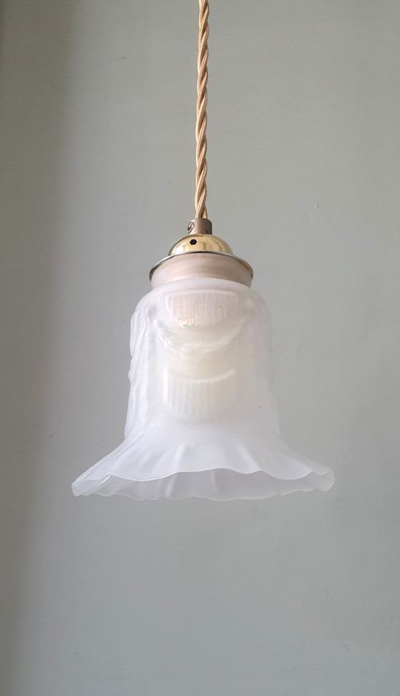 Image 1 of Suspension en verre antique. Forme florale en verre dépoli.
