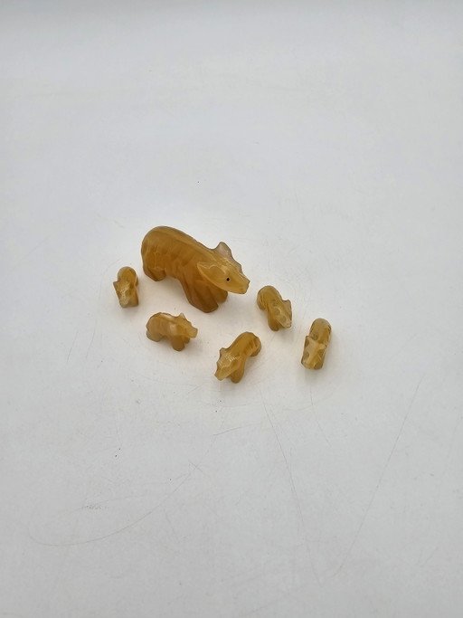 Oso de piedra y sus cinco cachorros