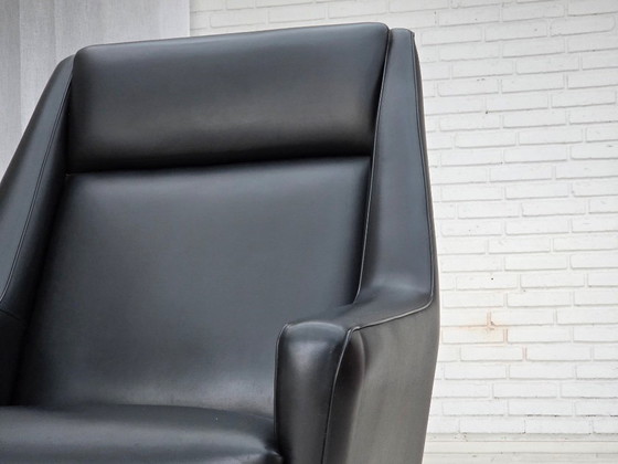 Image 1 of Deense fauteuil met hoge rugleuning uit de jaren 70, zwart kunstleer, poten van teakhout.