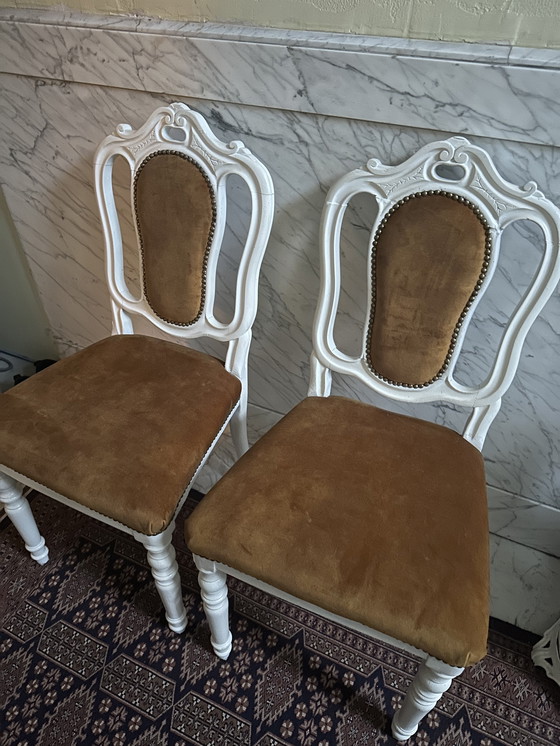Image 1 of 2 x Vintage witte fluwelen stoelen met houtsnijwerk