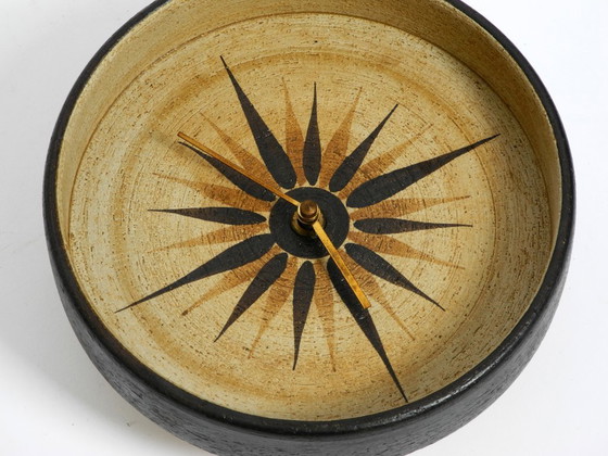 Image 1 of Precioso reloj de pared redondo de cerámica de los años 70 hecho a mano