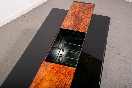 Image 1 of Hochglanzlackierter Couchtisch mit versteckter Bar und Wurzelholzfurnier, ca. 1980